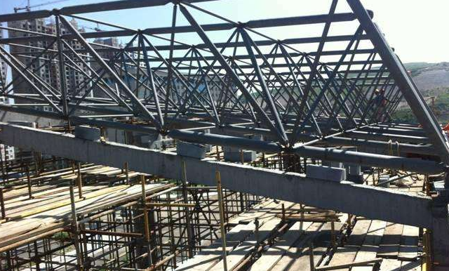 当阳简述网架公司的黑色压型钢板的吊装步履